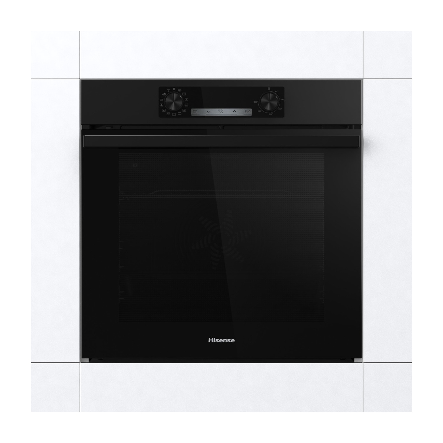 Un forno nero Hisense integrato in un mobile da cucina bianco. Ha un display digitale e manopole. La porta del forno è riflettente.