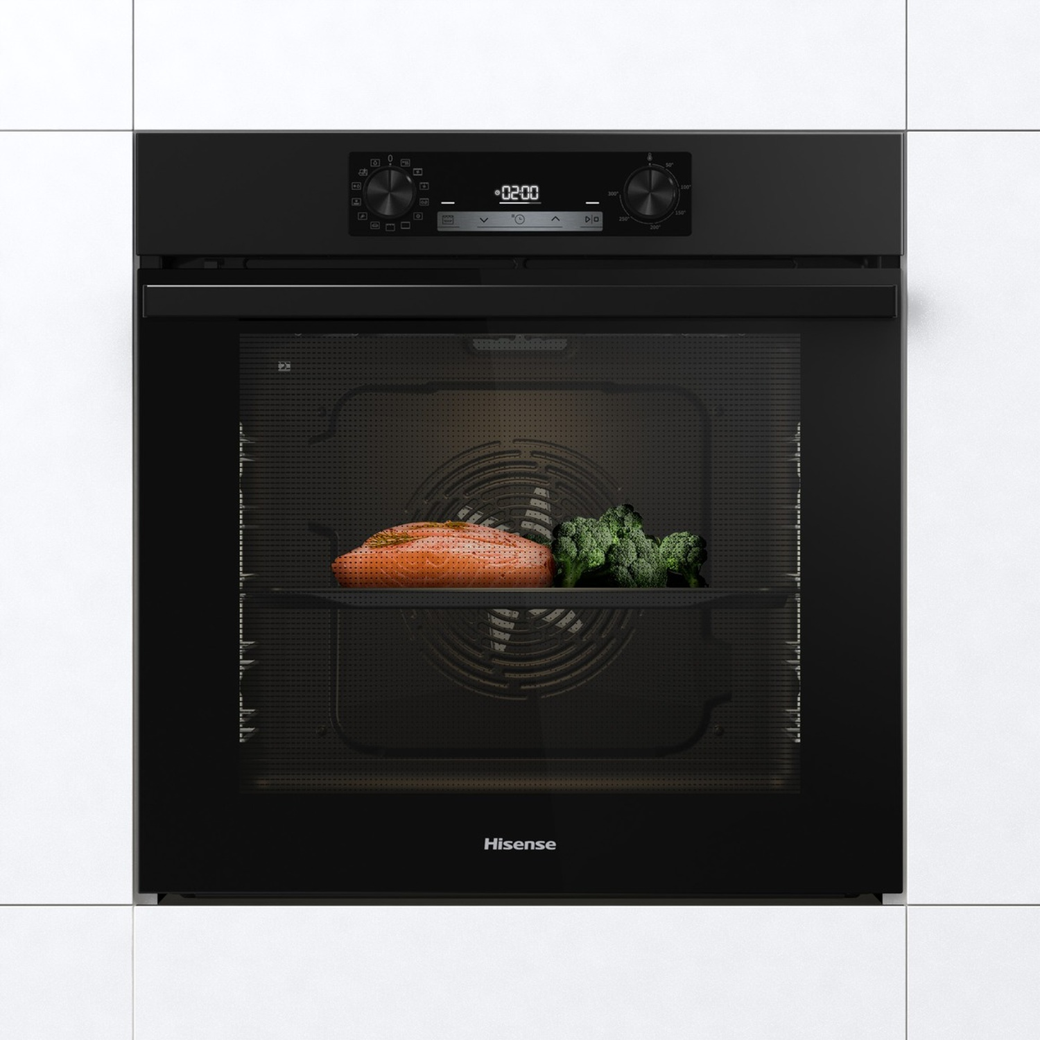 Un forno nero Hisense con salmone e broccoli all'interno. Il forno è ad incasso, con un display digitale. Piastrelle bianche circondano il forno.