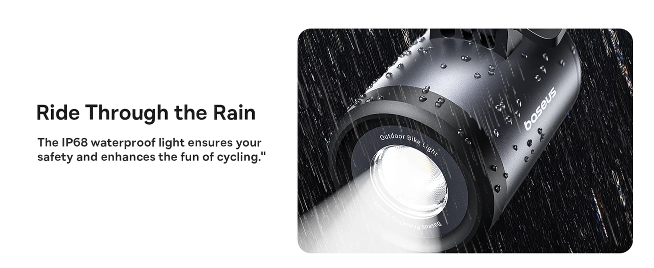 Egy kerékpárlámpa a 'Ride Through the Rain' felirattal. A lámpa világít, vízcseppek vannak rajta, és sötét a háttér.