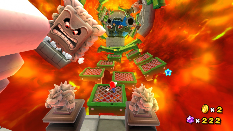 Mario na ognistym poziomie z platformami, lawą i kamiennymi wrogami. Duża, zła kamienna twarz góruje. Widoczne monety i gwiazdy.