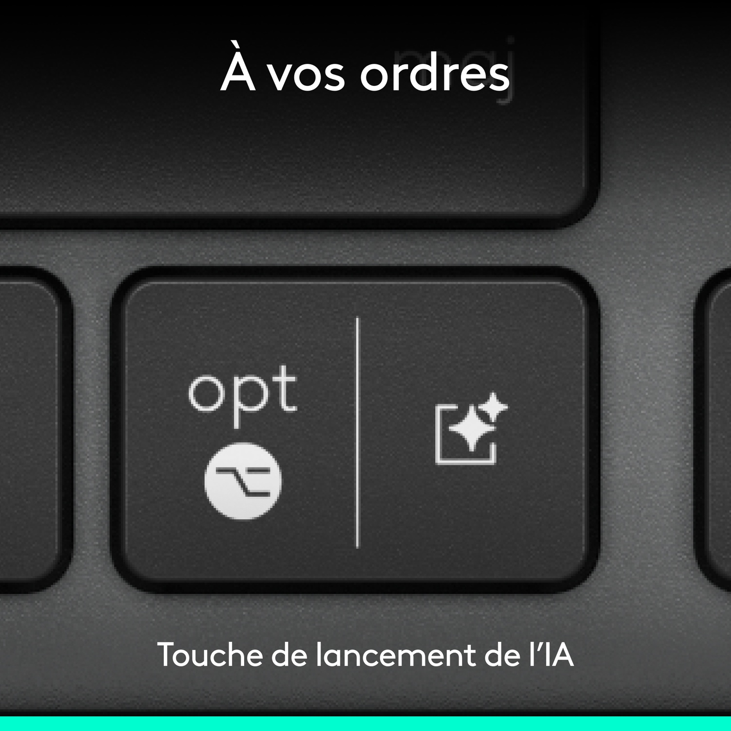 Gros plan sur une touche de clavier. La touche est noire avec du texte et des symboles blancs. En haut, il est écrit 'À vos ordres', en dessous 'opt'.