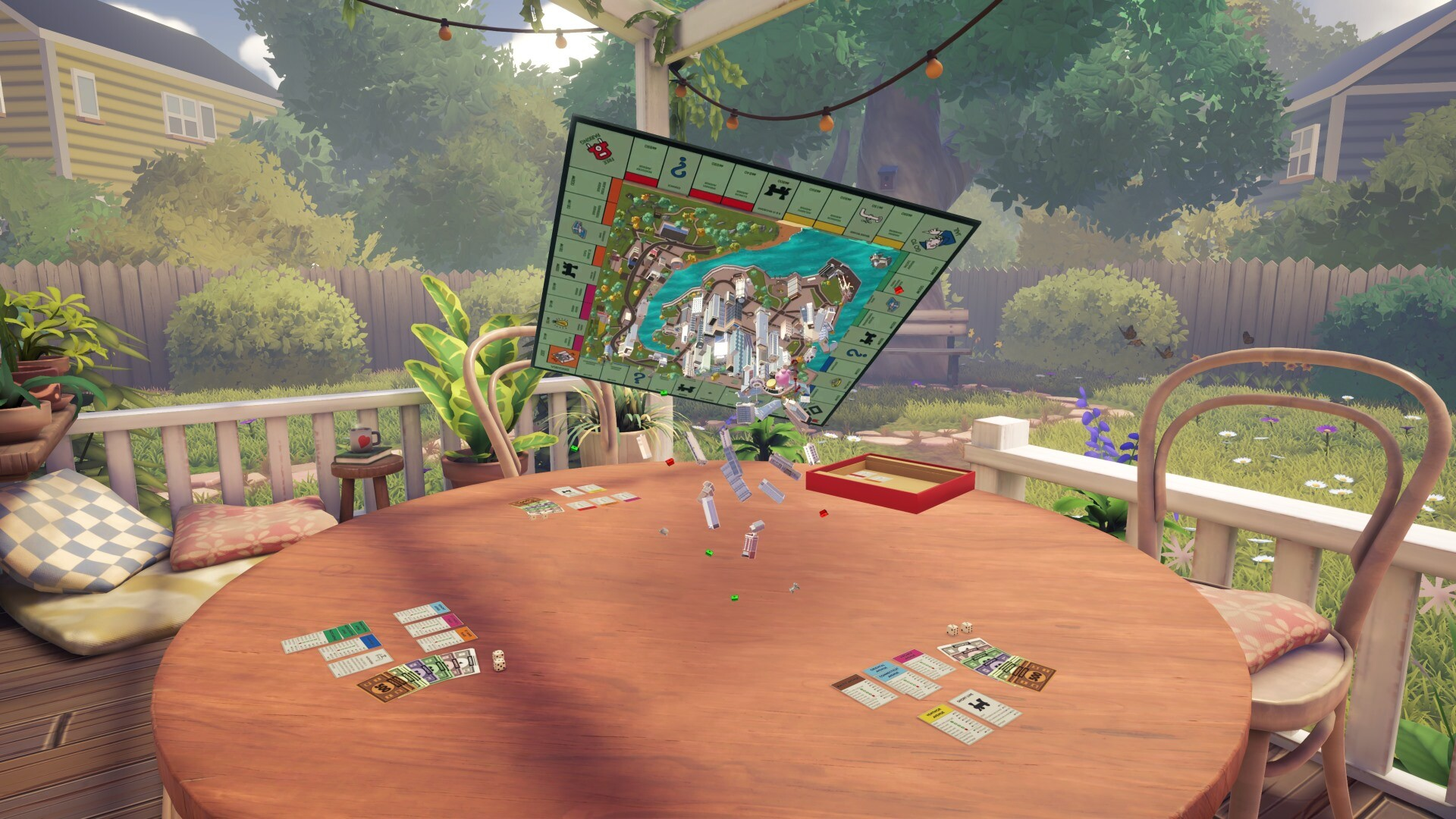 Ein Monopoly-Spielbrett schwebt über einem runden Tisch im Garten. Spielfiguren und Karten sind verstreut. Im Hintergrund sind ein Haus und Bäume zu sehen.