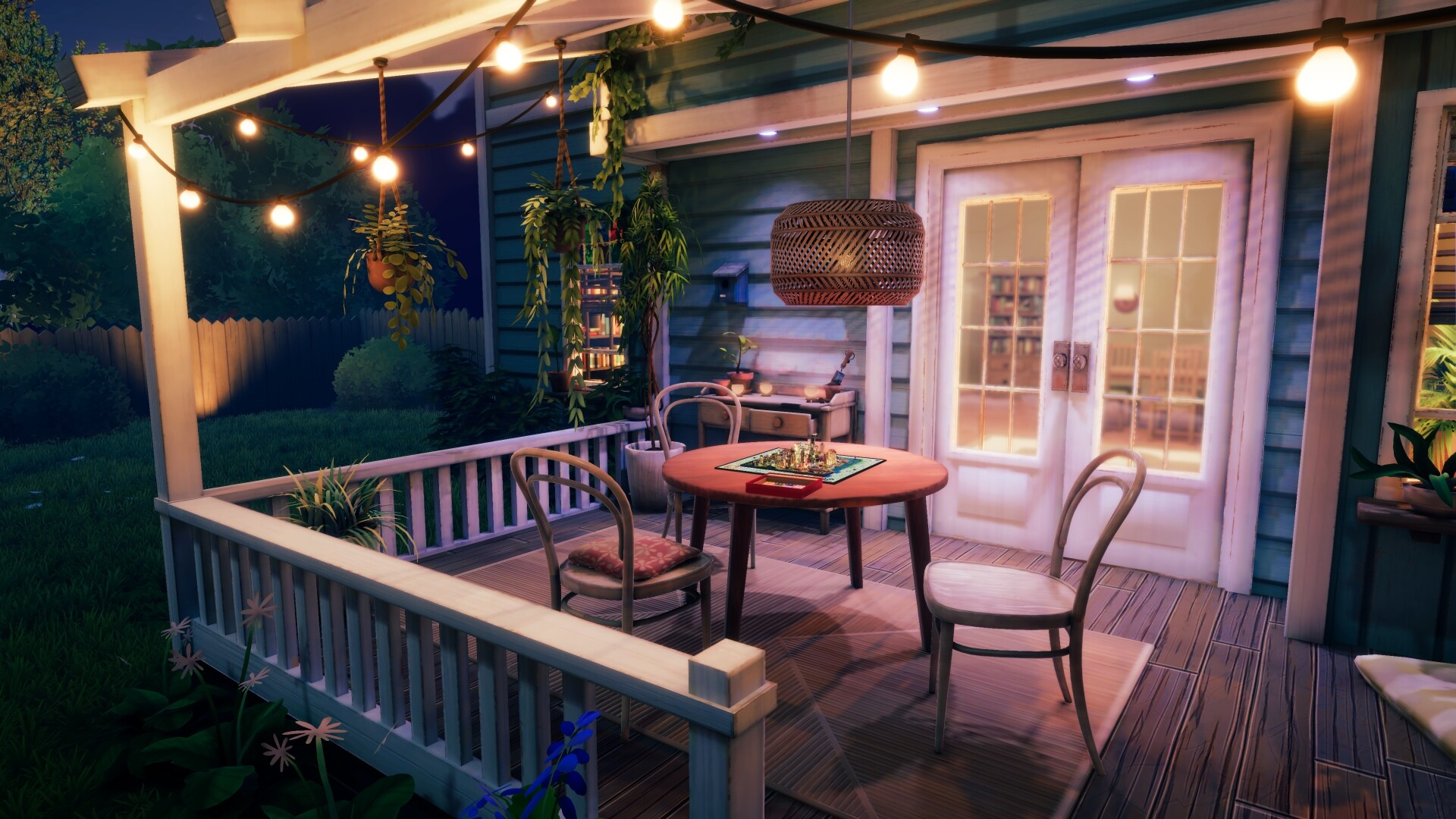 Eine gemütliche Veranda bei Nacht mit Lichterketten, einem runden Tisch, Stühlen und Pflanzen. Ein Brettspiel steht auf dem Tisch. Türen führen hinein.