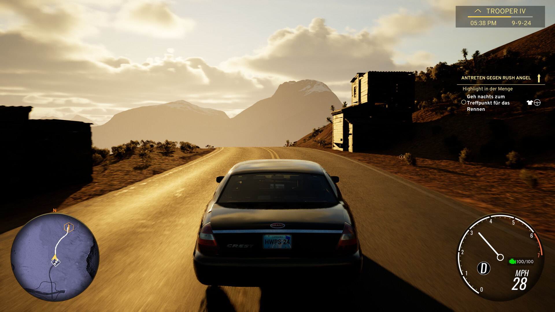 Une voiture noire roule sur une route vers des montagnes. Le ciel est nuageux, un bâtiment est visible à droite.
