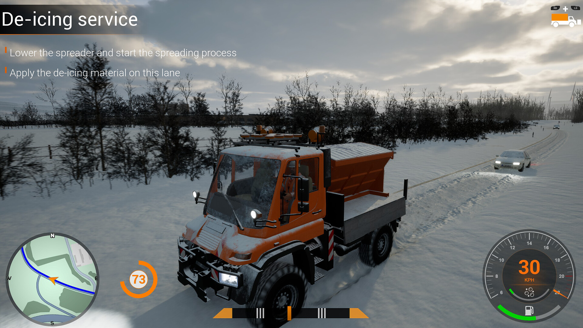 Ein orangefarbener Schneepflug-LKW auf einer verschneiten Straße, ein Auto in der Ferne. Bäume und bewölkter Himmel im Hintergrund.