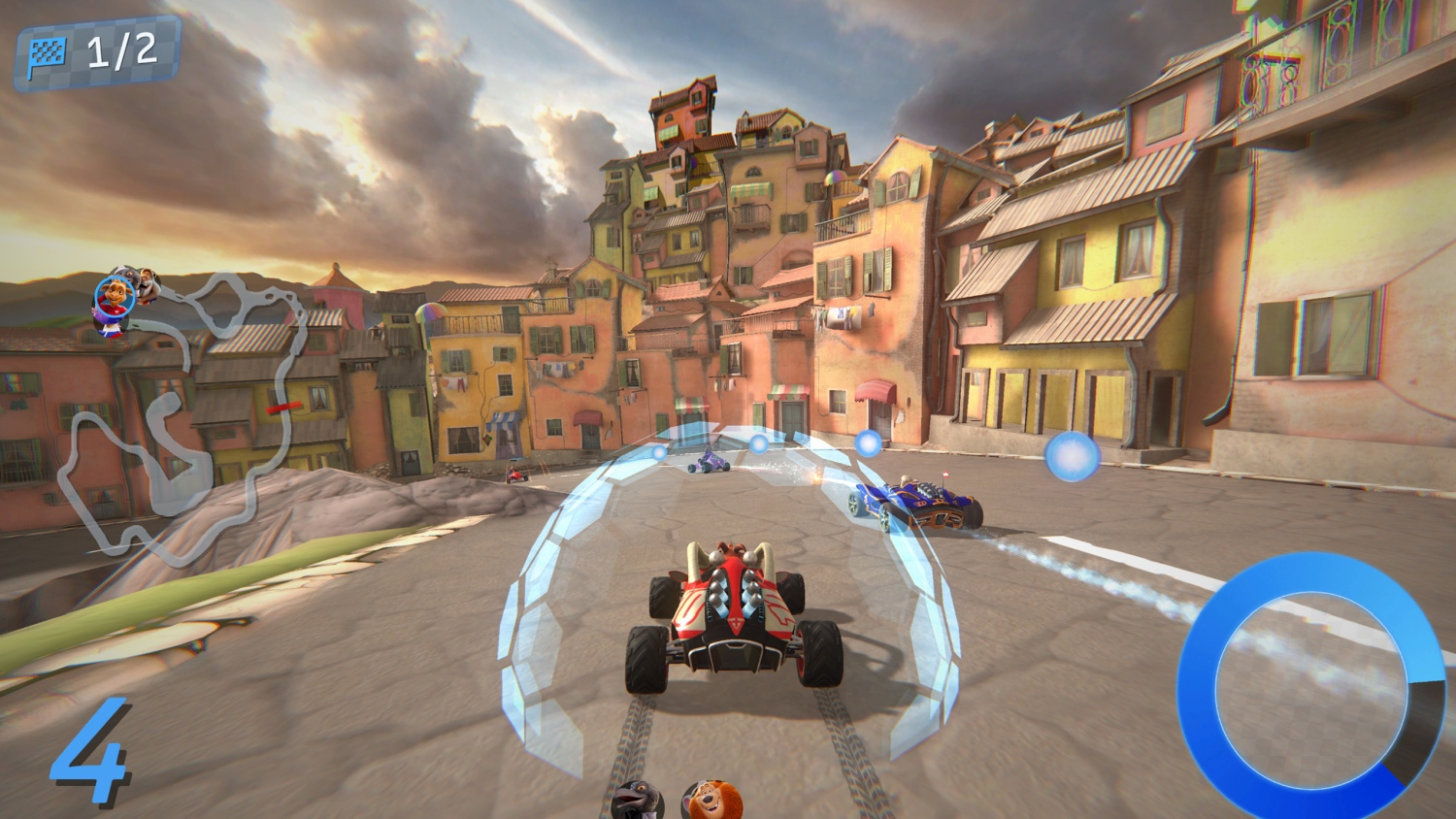 Scène de jeu de course. Un kart rouge roule sur une route. D'autres karts courent en arrière-plan. Bâtiments et ciel visibles.