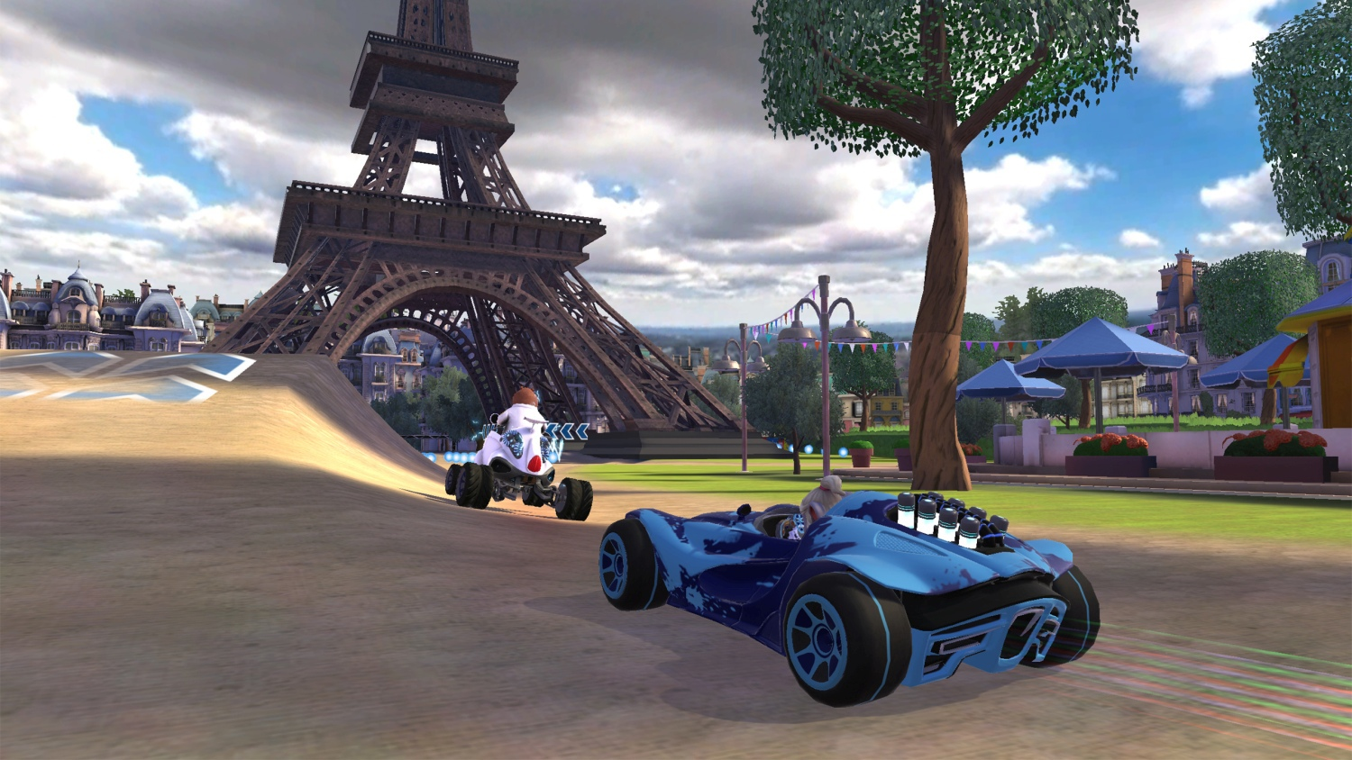 Deux karts de course courent devant la Tour Eiffel. L'un est blanc, l'autre bleu. Le ciel est nuageux.