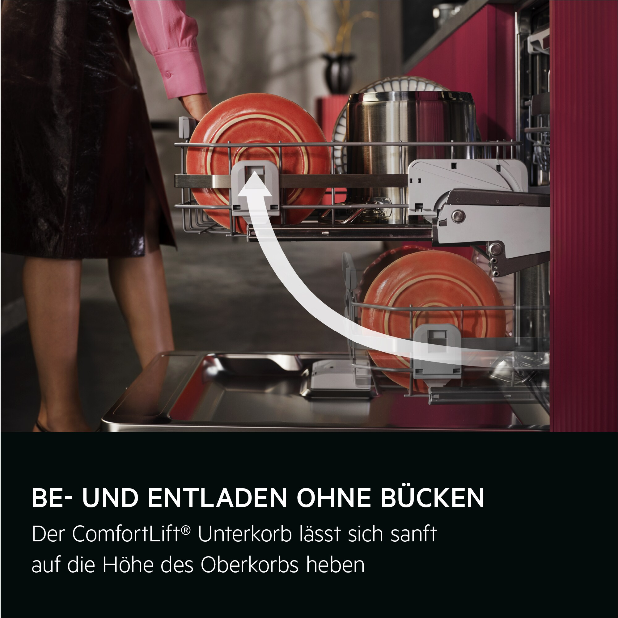 Eine Frau belädt einen Geschirrspüler. Rote Teller befinden sich auf dem Gestell, ein Pfeil zeigt den Hebemechanismus.