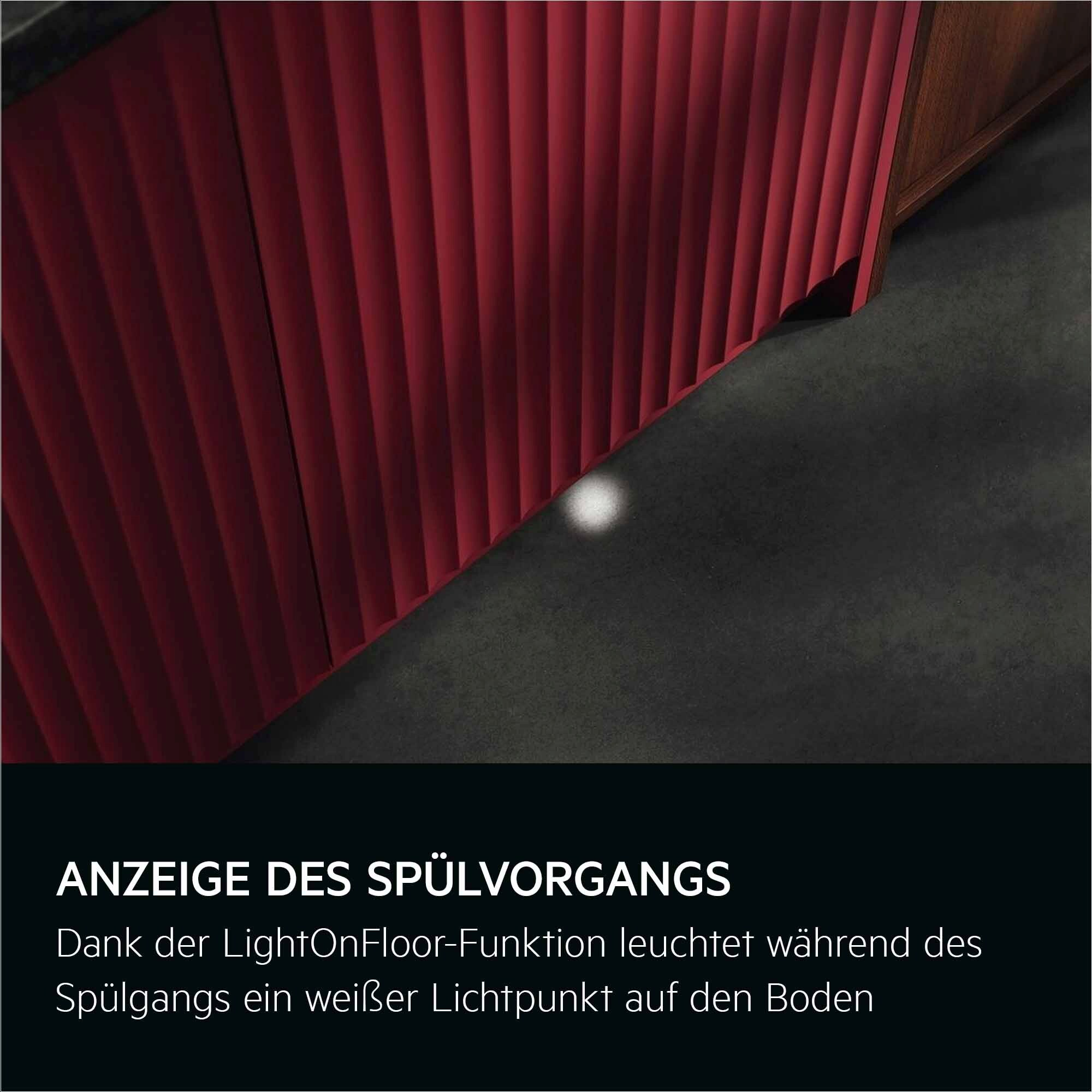 Roter gerippter Schrank, dunkler Boden mit weißem Lichtfleck. Dunkler Holzschrank rechts oben.