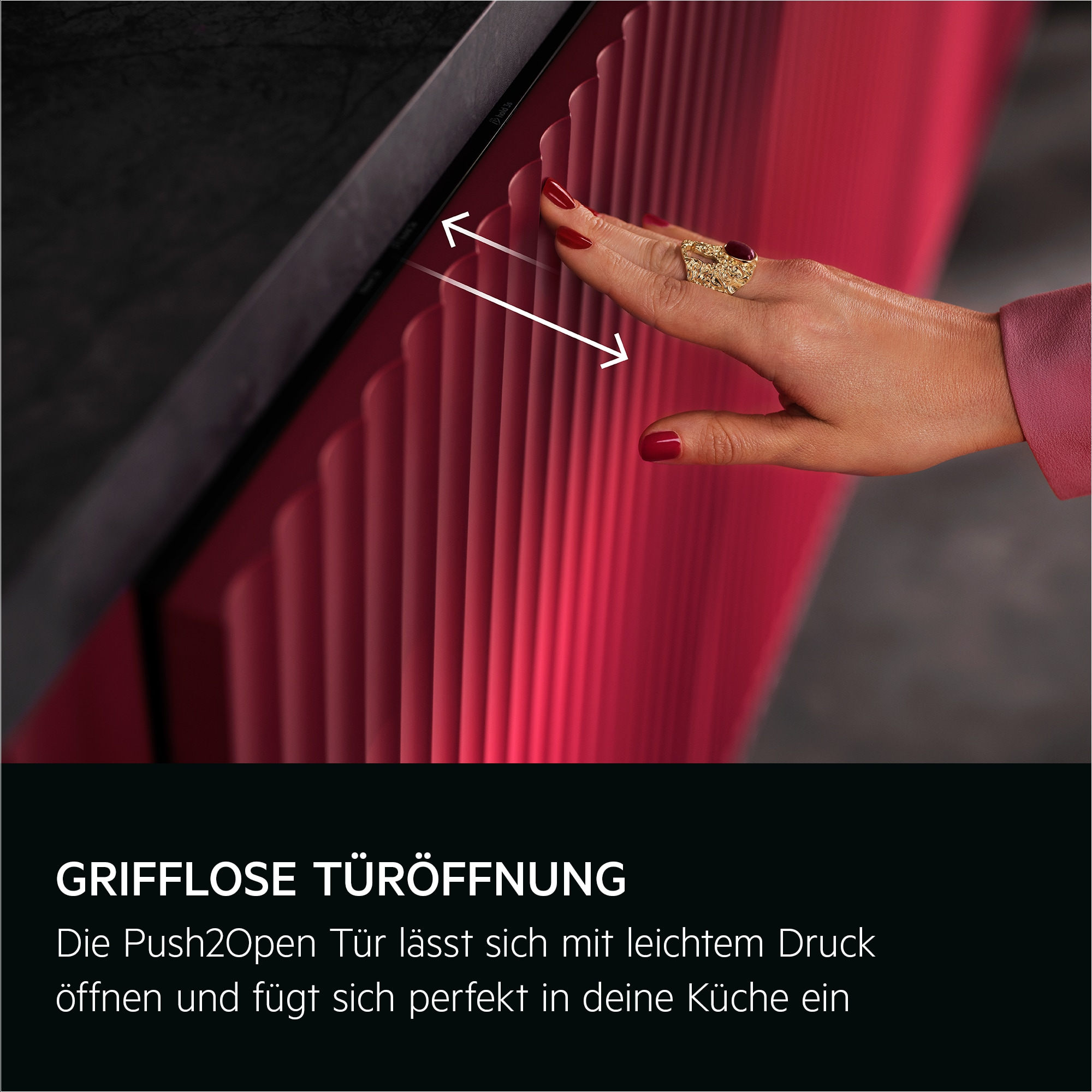 Eine Hand mit roten Nägeln und einem goldenen Ring öffnet eine rote, gerippte Tür. Pfeile zeigen die Öffnungsbewegung an.