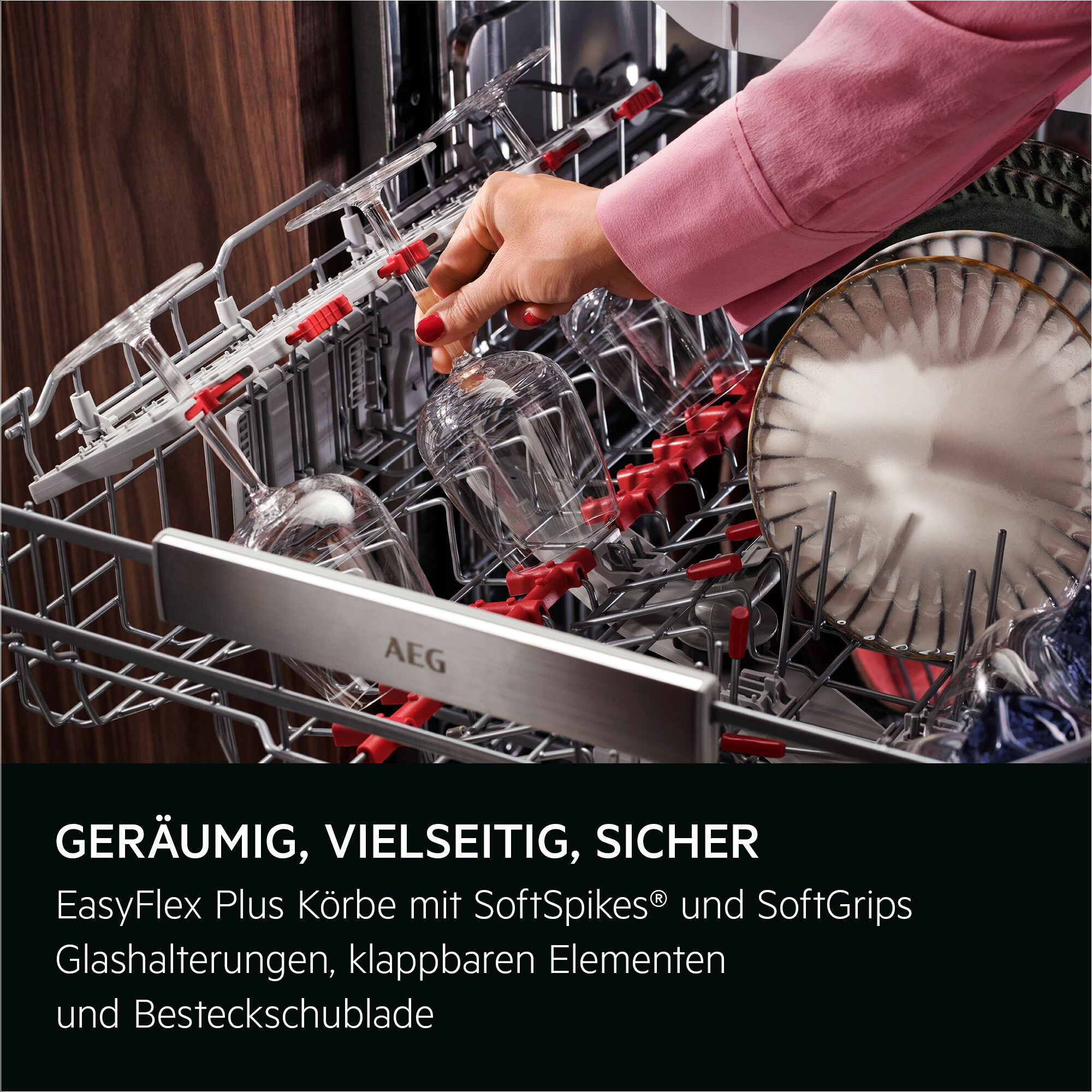 Eine Hand in einem rosa Ärmel platziert ein Weinglas in einem Geschirrspüler. Klare Gläser und Teller sind sichtbar. Der Geschirrspüler ist von AEG.