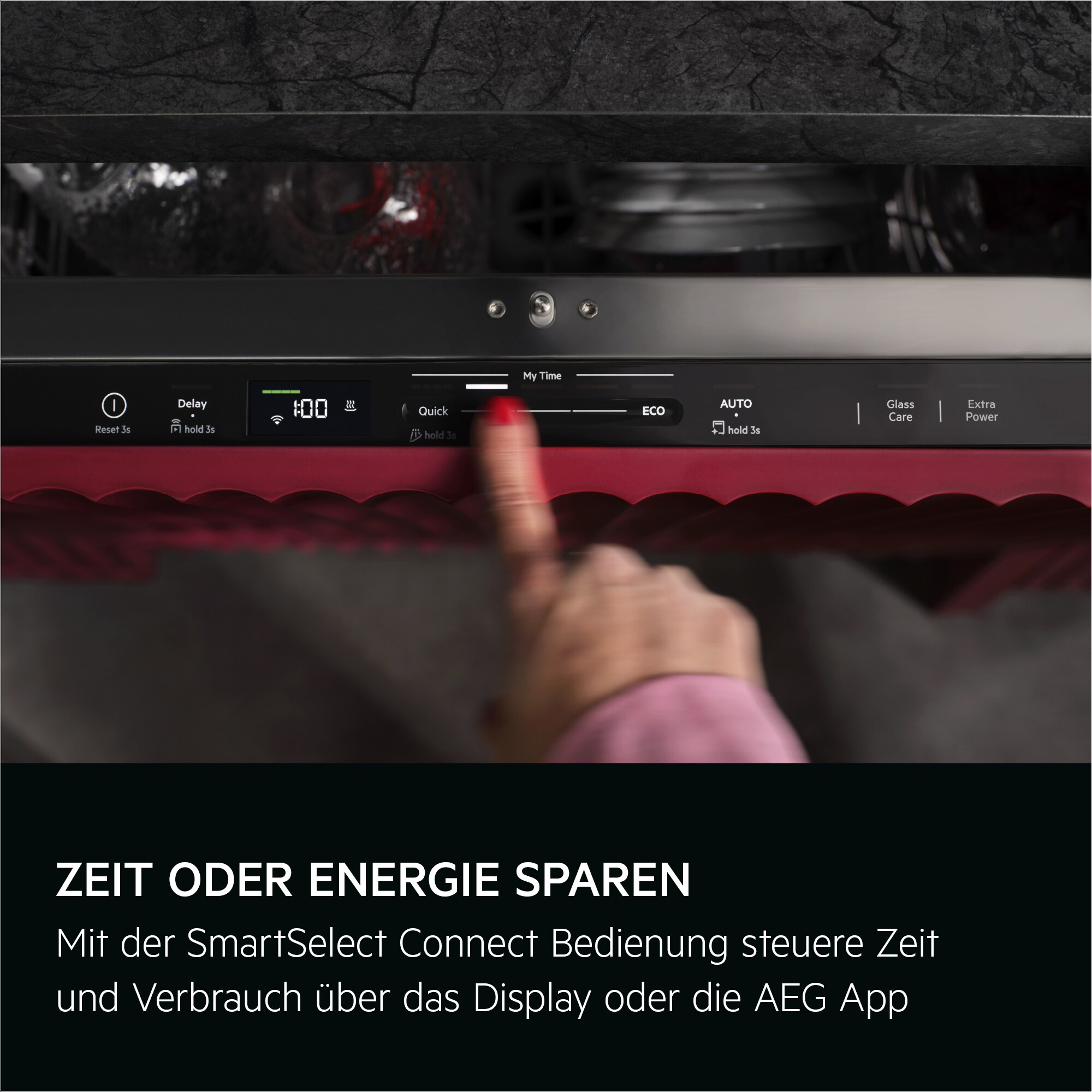 Eine Hand berührt das Bedienfeld eines Geschirrspülers. Es zeigt Optionen wie Verzögerung, Schnell und ECO. Die Zeit ist 1:00. Rote Akzente sind zu sehen.