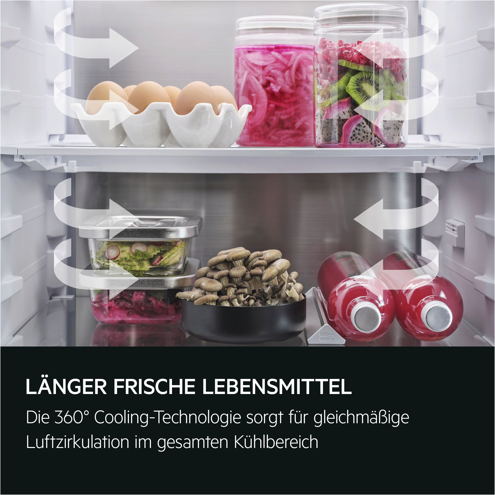 Ein Kühlschrankinnenraum zeigt Eier, eingelegte Zwiebeln, Obst, Gemüse und Getränke. Pfeile zeigen die Luftzirkulation an.