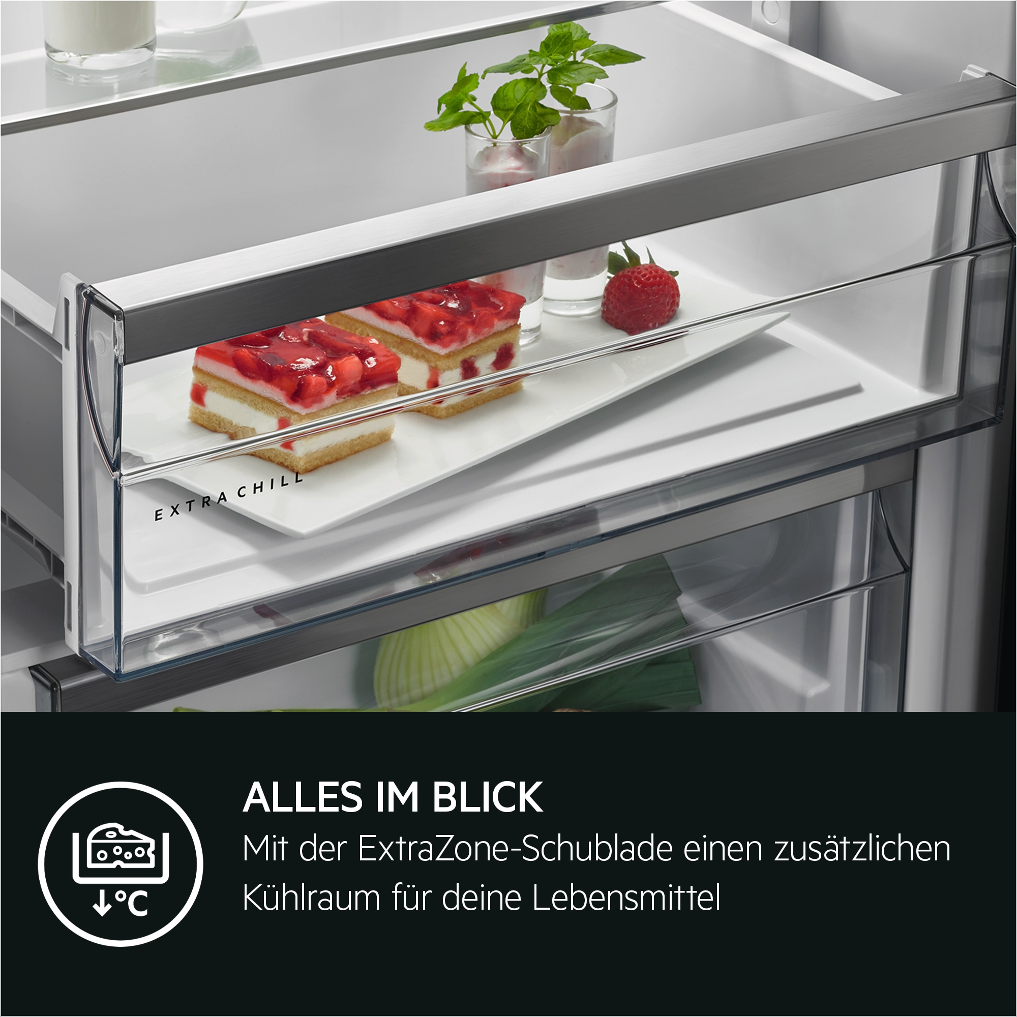 Kühlschrankinnenraum mit Kuchen, Erdbeeren und Grünzeug auf den Regalen. Die Extra Chill Zone ist sichtbar.
