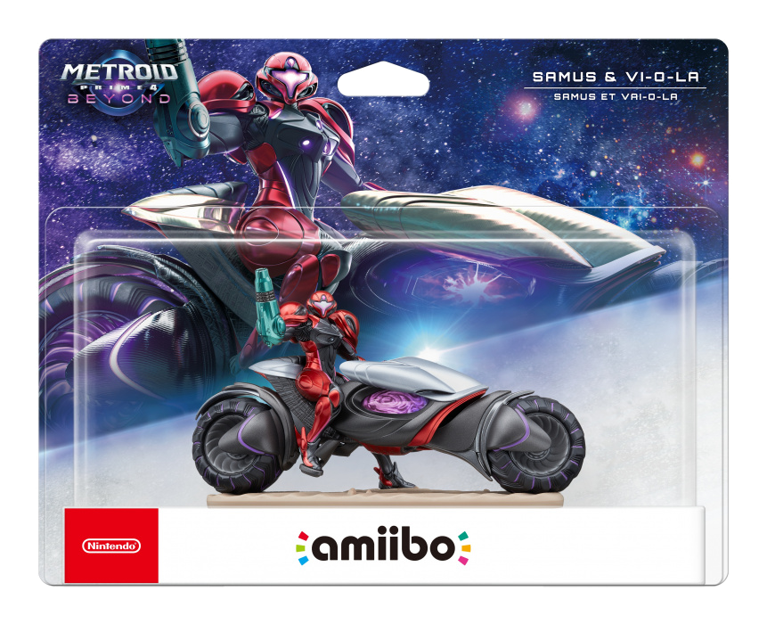 Figurka Amiibo Samus Aran w czerwonej zbroi na futurystycznym motocyklu, w plastikowym opakowaniu z kosmicznym tłem.