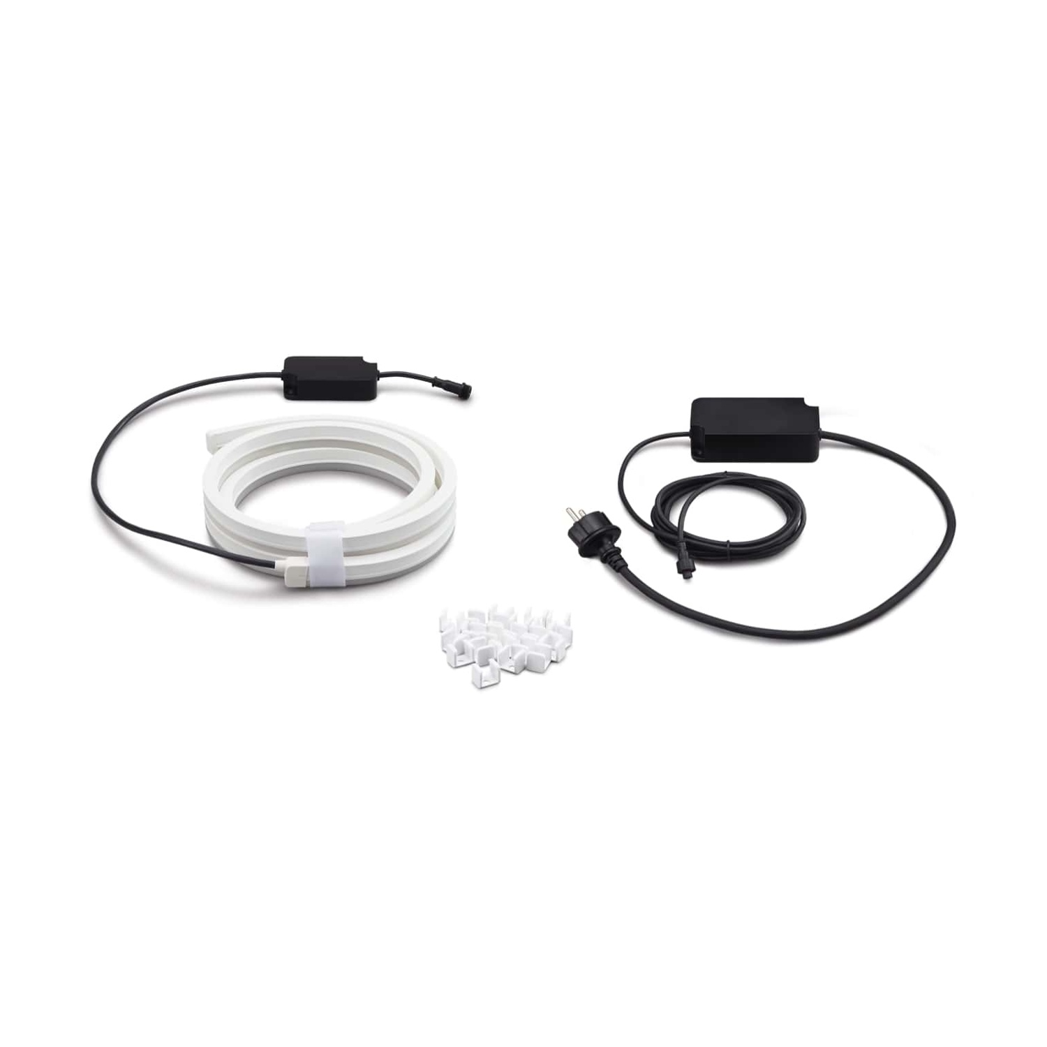 Striscia LED bianca arrotolata, alimentatore con spina, adattatore di alimentazione nero e clip di montaggio su sfondo bianco.