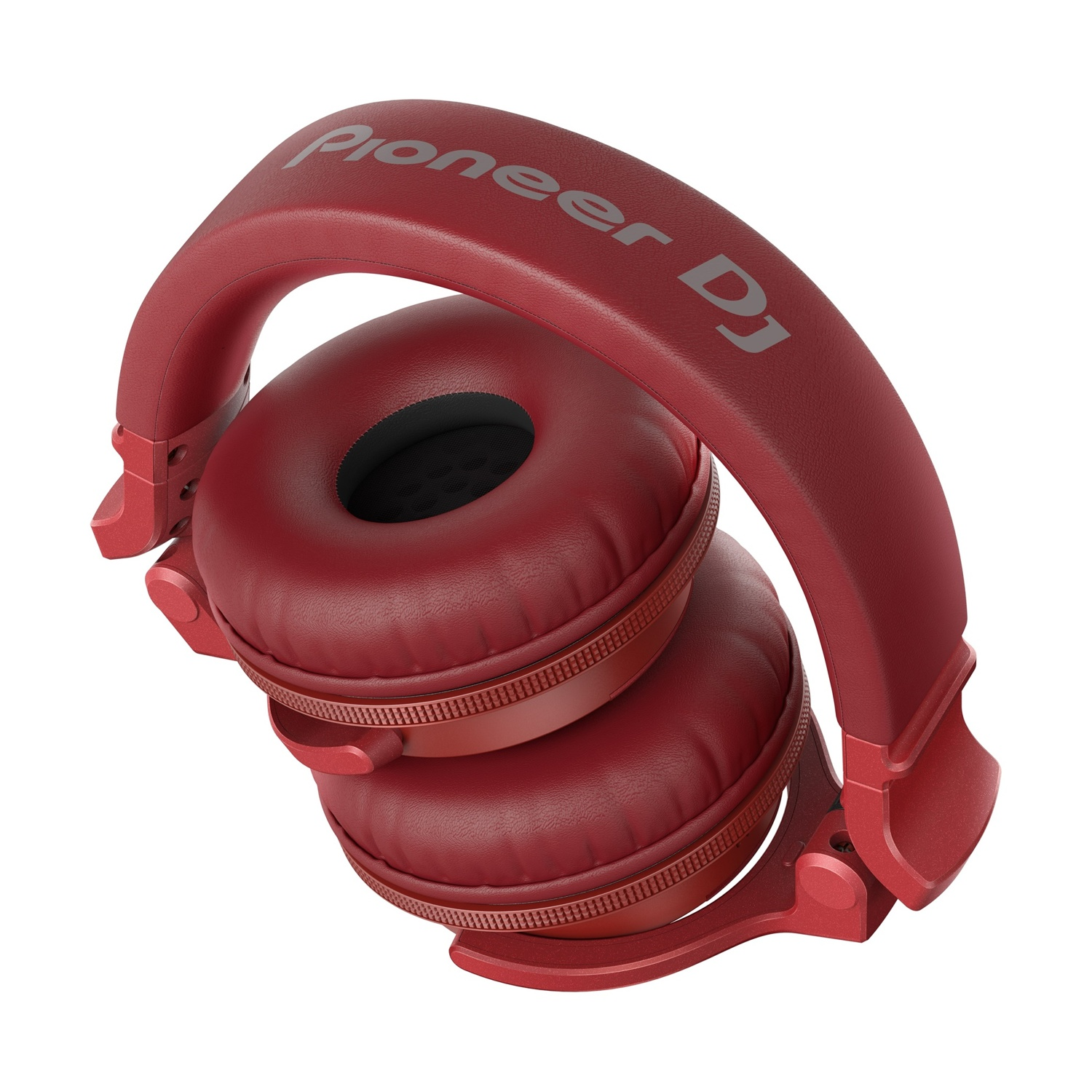 Cuffie Pioneer DJ rosse con testo argento sull'archetto. I padiglioni sono impilati. Sfondo bianco.