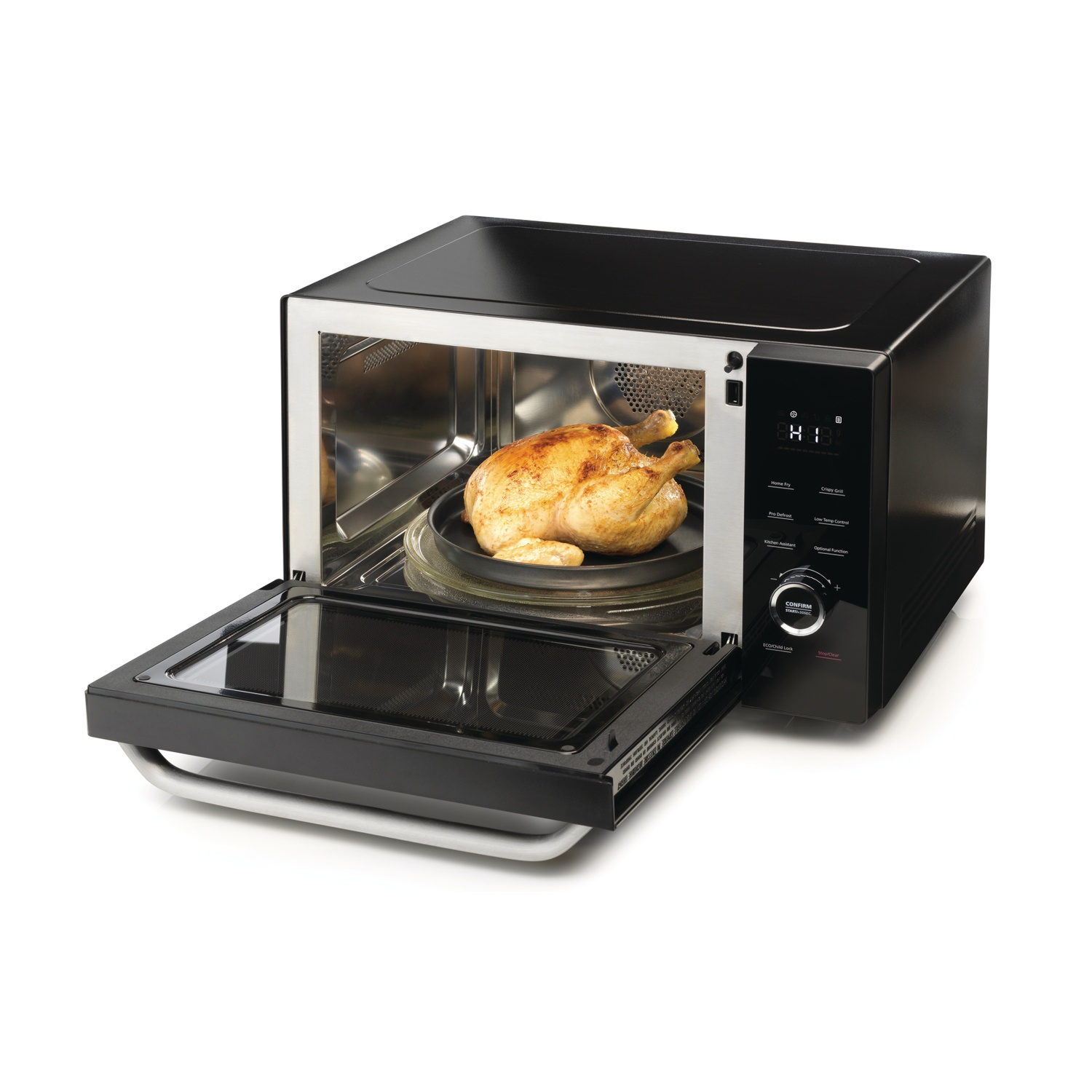 Un forno a microonde nero con la porta aperta, che mostra un pollo arrosto su un piatto di vetro all'interno.
