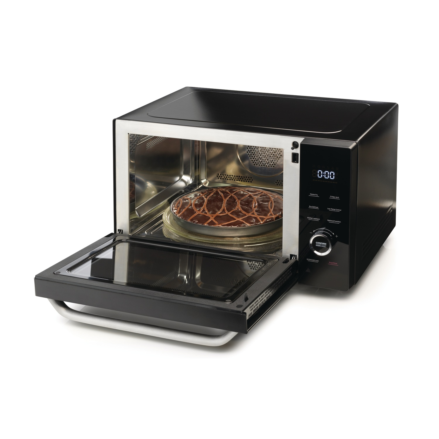 Microonde nero con porta aperta. C'è una torta al cioccolato all'interno. Il microonde è su una superficie bianca.