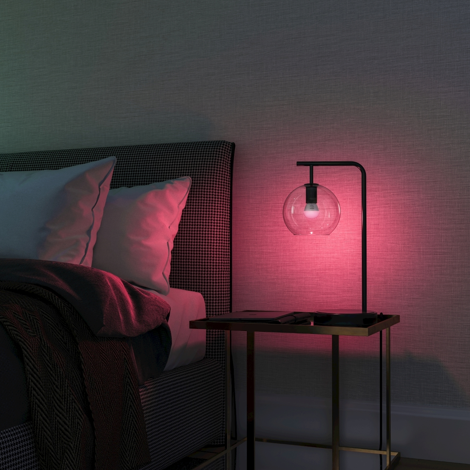 Scena della camera da letto con letto, lampada da tavolo e comodino. La luce rosa illumina la scena. Il letto ha cuscini e testiera fantasia.