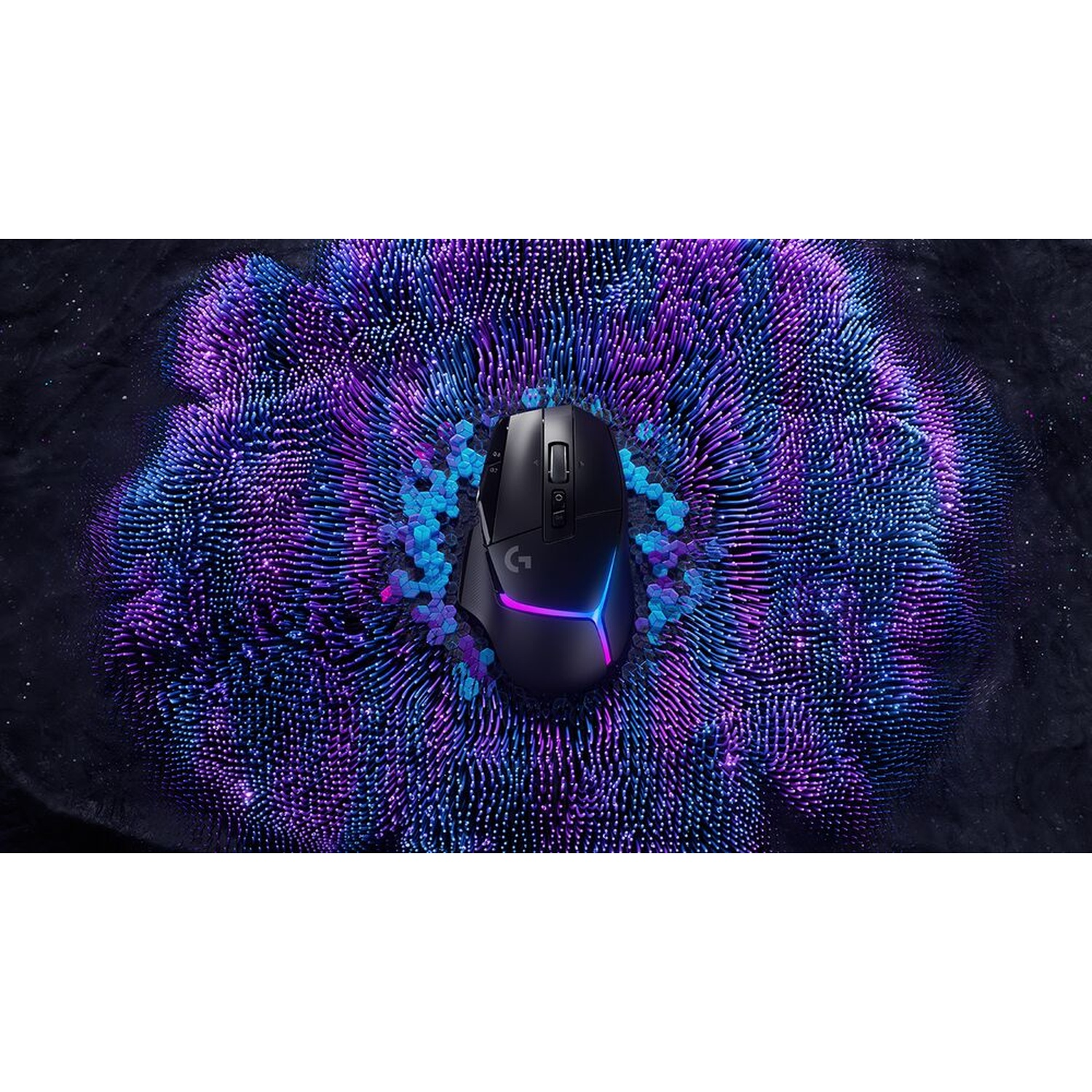Un mouse da gioco nero con illuminazione RGB si trova su una superficie strutturata. Lo sfondo è un motivo a vortice viola e blu.
