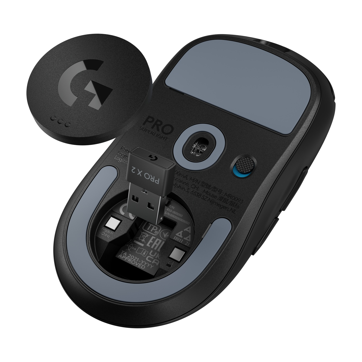 Un mouse nero Logitech Pro Superlight, un ricevitore USB e un disco di ricarica wireless. Il mouse è parzialmente smontato.