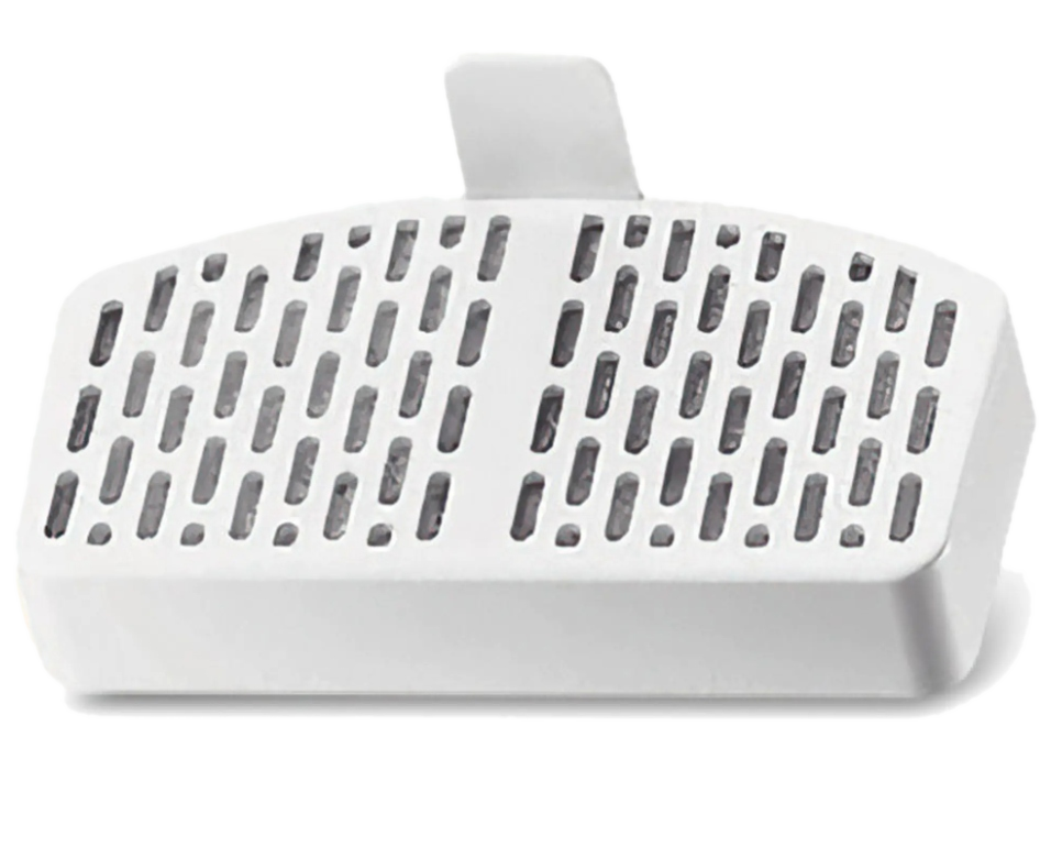 Biały filtr do wody z prostokątnymi otworami i małym uchwytem. Na czarnym tle.