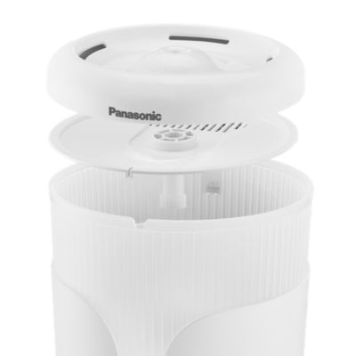 Białe, zdemontowane komponenty nawilżacza Panasonic. Widoczna górna pokrywa, środkowy filtr i podstawa, ukazujące strukturę.