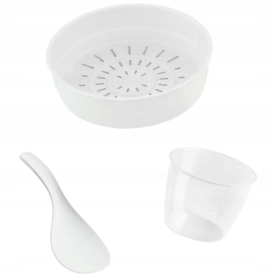 Białe części do ryżowaru: kosz do gotowania na parze, łyżka i miarka na białym tle. Izolowane.