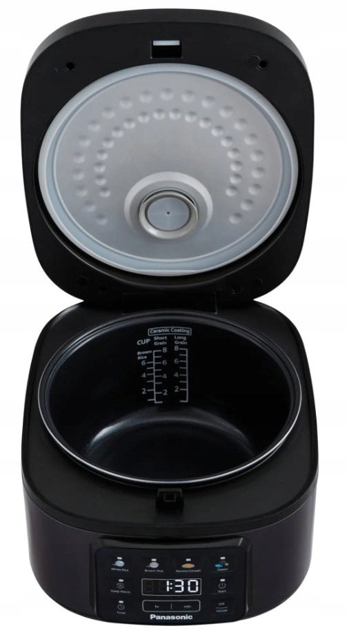 Czarny garnek do ryżu Panasonic jest otwarty. Pokrywa jest podniesiona, odsłaniając garnek. Wyświetlacz cyfrowy pokazuje 1:30. Wnętrze ma linie.