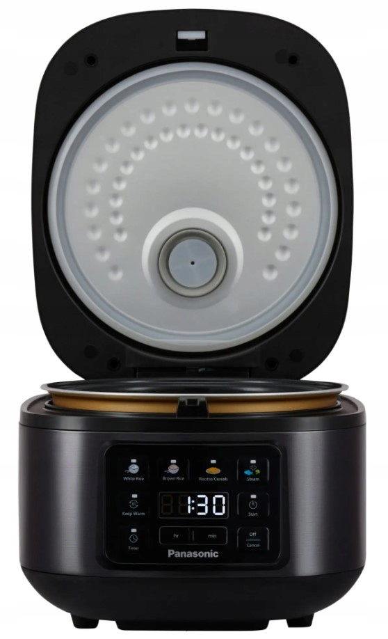 Otwarty garnek do ryżu Panasonic. Czarny z cyfrowym wyświetlaczem 1:30. Przyciski dla różnych opcji gotowania i podtrzymywania ciepła.