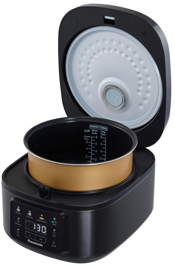 Czarny garnek do ryżu Panasonic, otwarte wieczko. Złoty garnek wewnętrzny, cyfrowy wyświetlacz pokazuje czas. Biała pokrywa wewnętrzna. Etykiety rodzajów ryżu.