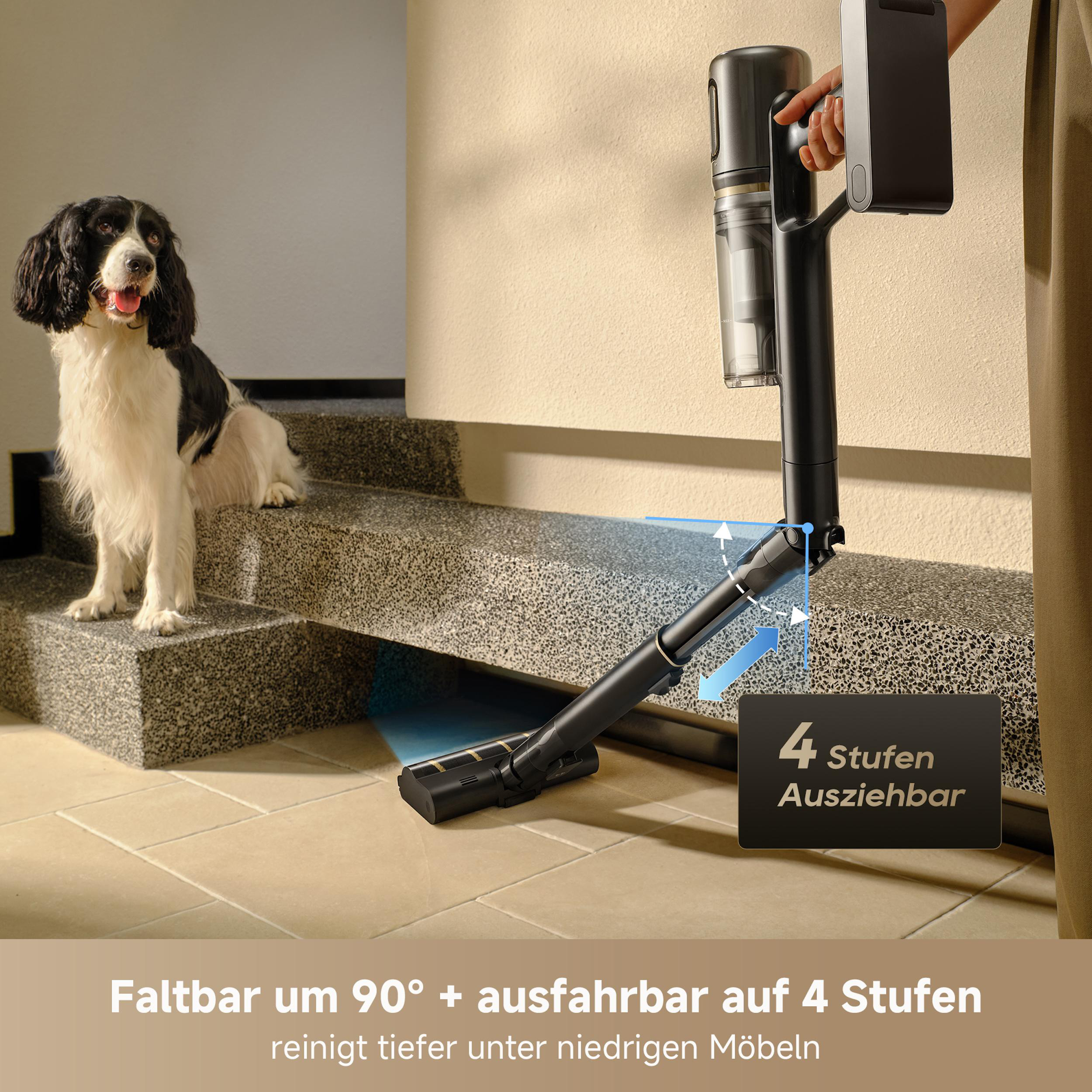Ein schwarz-weißer Hund sitzt in der Nähe eines Staubsaugers. Der Staubsauger hat einen ausziehbaren Arm, Text: '4 Stufen ausziehbar'.