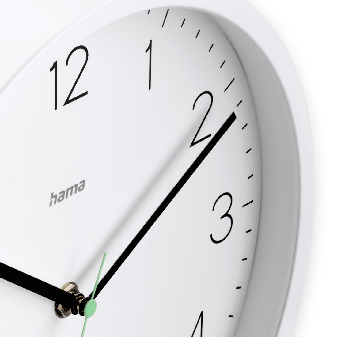 Biały zegar analogowy z czarnymi wskazówkami i cyframi. Zegar wskazuje 2:07, widoczna jest nazwa marki 'hama'.