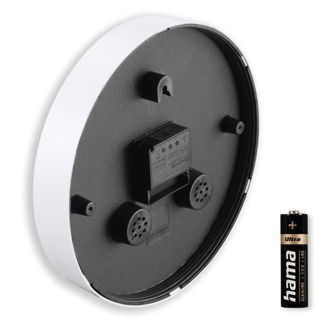 Tył okrągłego białego zegara. Czarna obudowa z mechanizmem zegarowym i dwoma głośnikami. Bateria Hama po prawej.