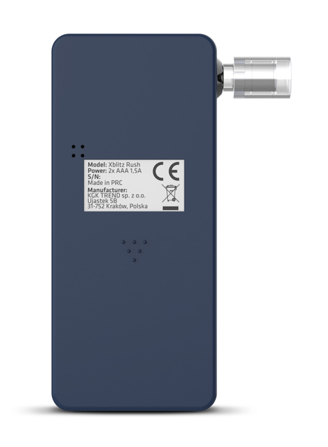 Ciemnoniebieski alkomat ze srebrnym ustnikiem. Ma białą etykietę z tekstem i znakiem CE. Model: Xblitz Rush.