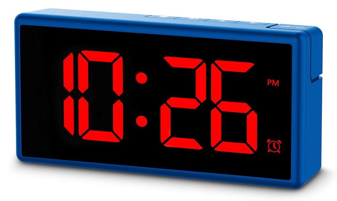 Niebieski zegar cyfrowy wyświetla godzinę 10:26 PM w czerwonych cyfrach. Zegar ma ikonę alarmu.
