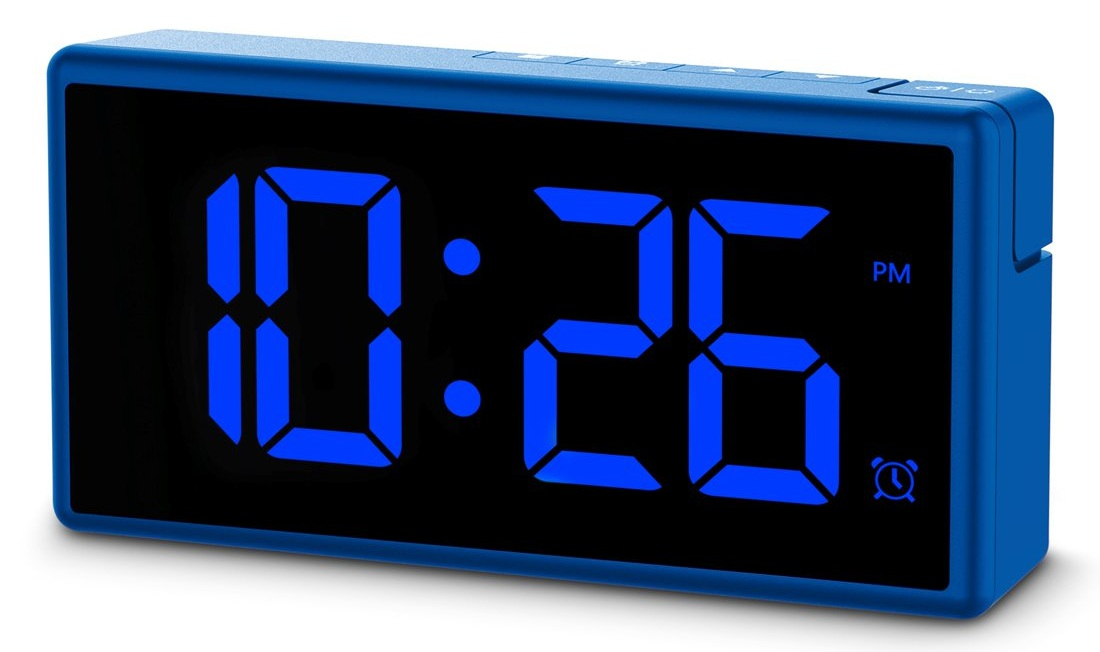Niebieski zegar cyfrowy wyświetlający 10:25 PM. Zegar ma czarny ekran z niebieskimi cyframi i niebieską ramką.