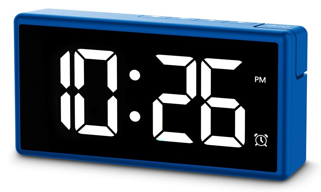 Niebieski zegar cyfrowy pokazuje godzinę 10:26 PM. Zegar ma czarny ekran z białymi cyframi i małą ikoną budzika.
