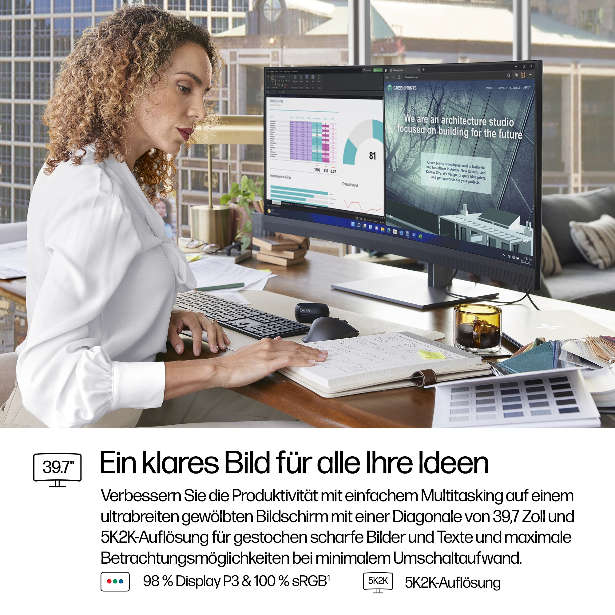 Frau am Schreibtisch mit Monitor, Architekturentwurf. Notizbuch, Farbmuster und Kaffeeglas auf dem Tisch.