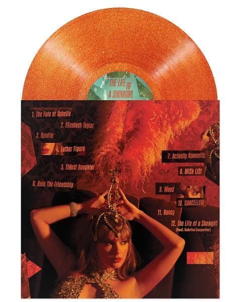 Eine orangefarbene Schallplatte bedeckt teilweise ein Albumcover mit einer Frau, die Schmuck trägt. Text enthält Songtitel und 'The Life of a Showgirl'.