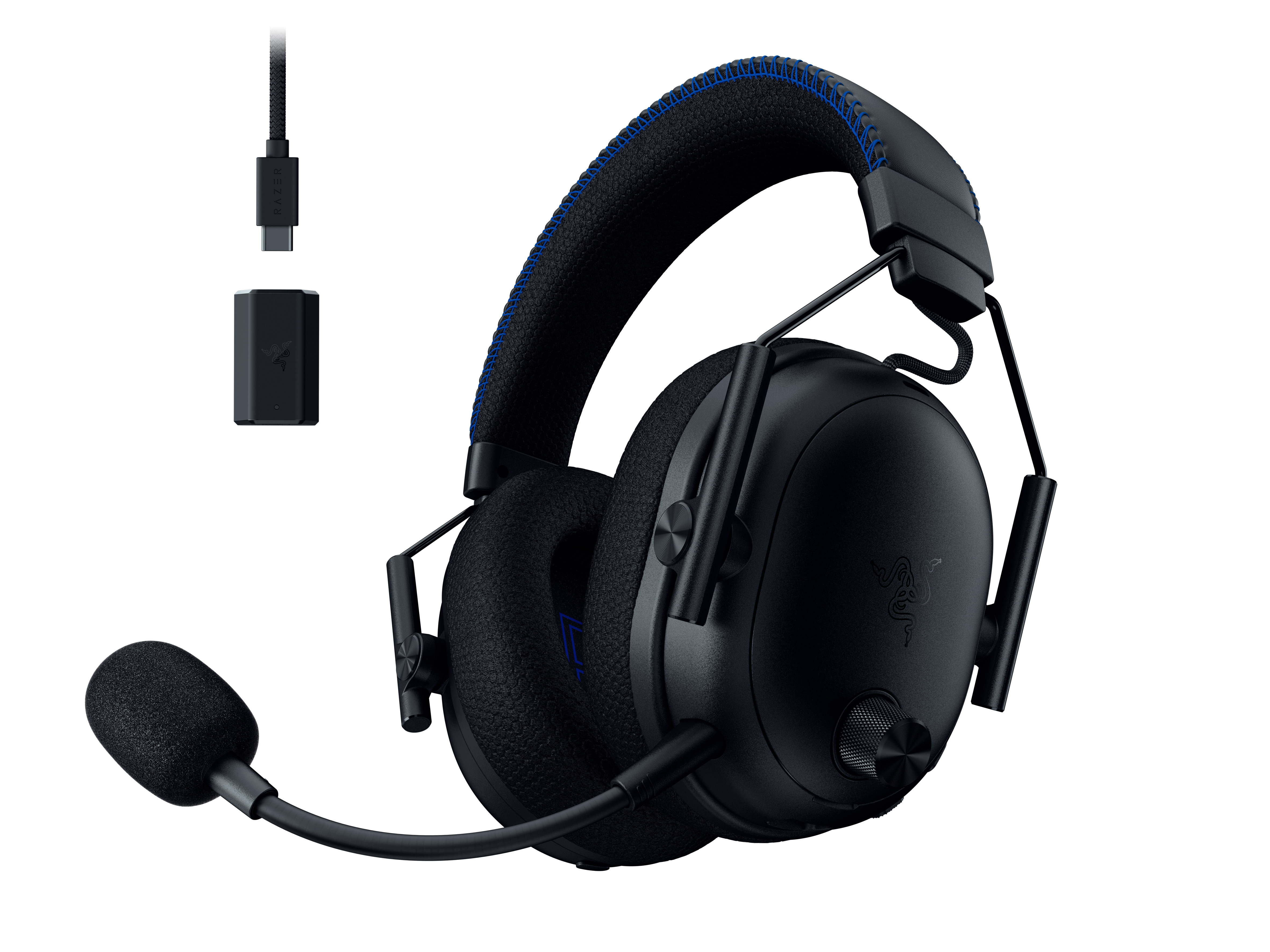 Esnek mikrofonlu, USB kablolu ve siyah adaptörlü siyah Razer oyun kulaklığı. Kafa bandında mavi dikişler.