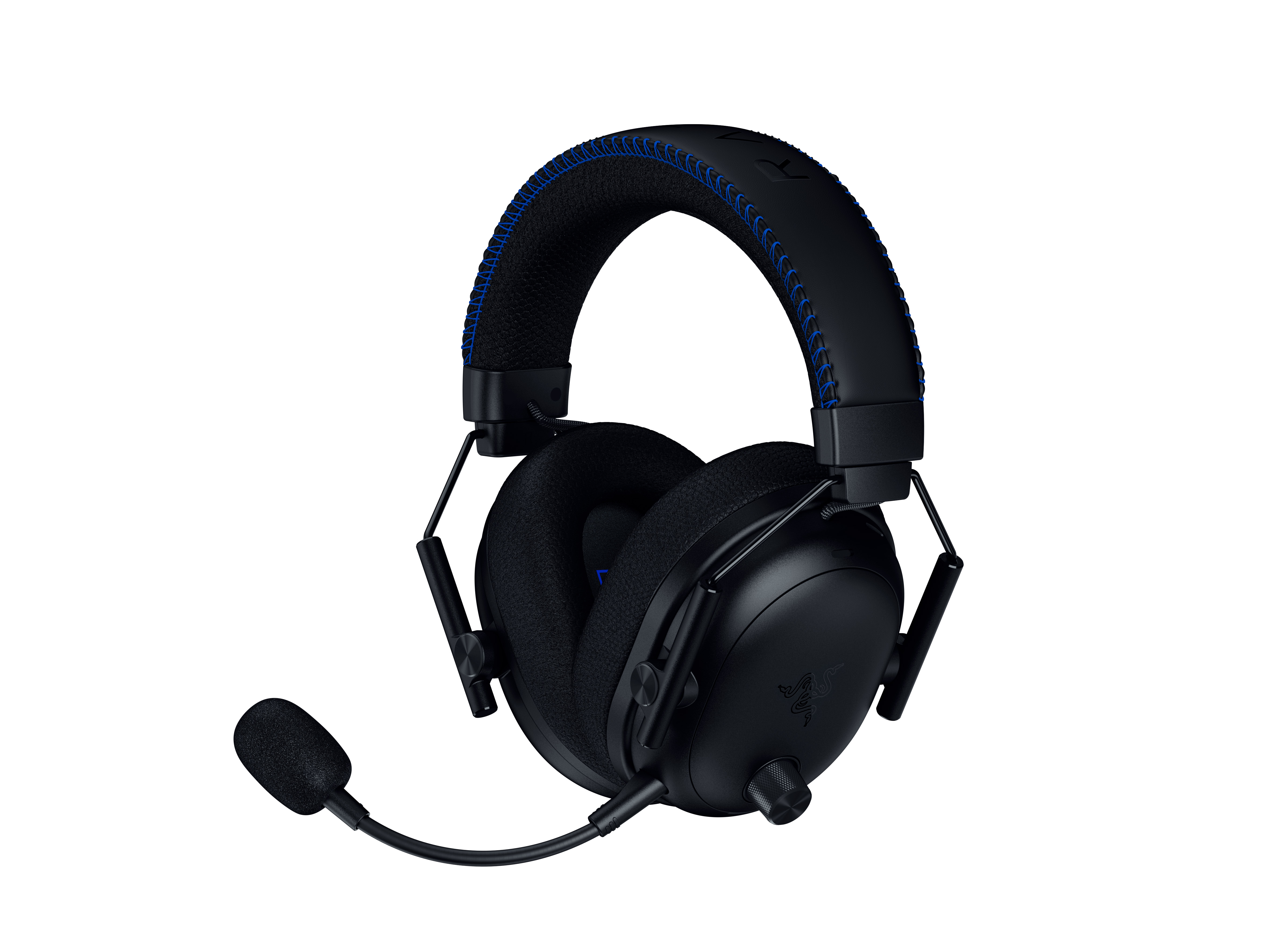 Mavi dikişli kafa bandı ve mikrofona sahip siyah Razer oyun kulaklığı. Beyaz arka plan üzerinde izole edilmiş.