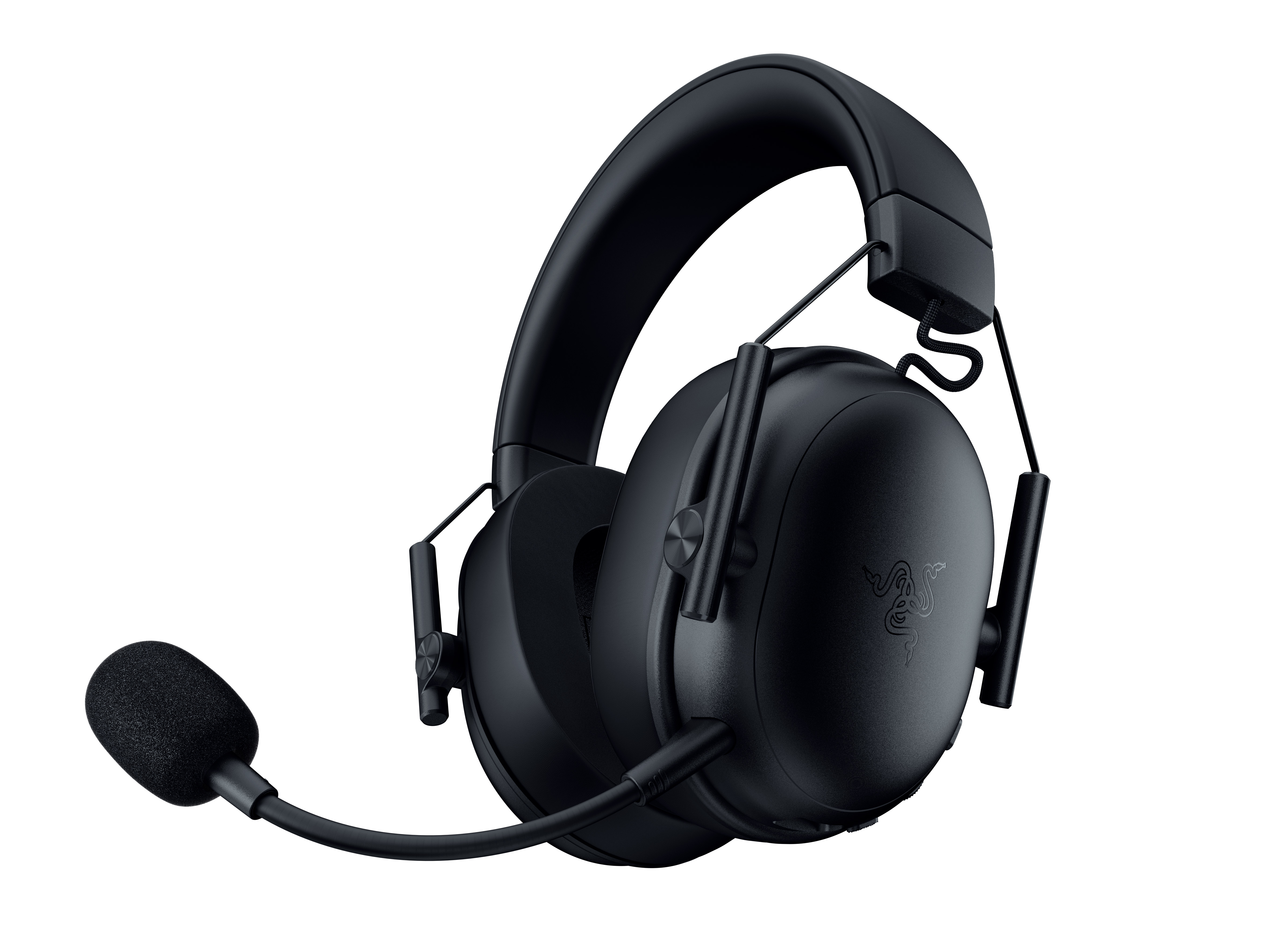 Beyaz zemin üzerinde mikrofonlu siyah oyun kulaklığı. Kulaklıkta Razer logosu görülüyor.