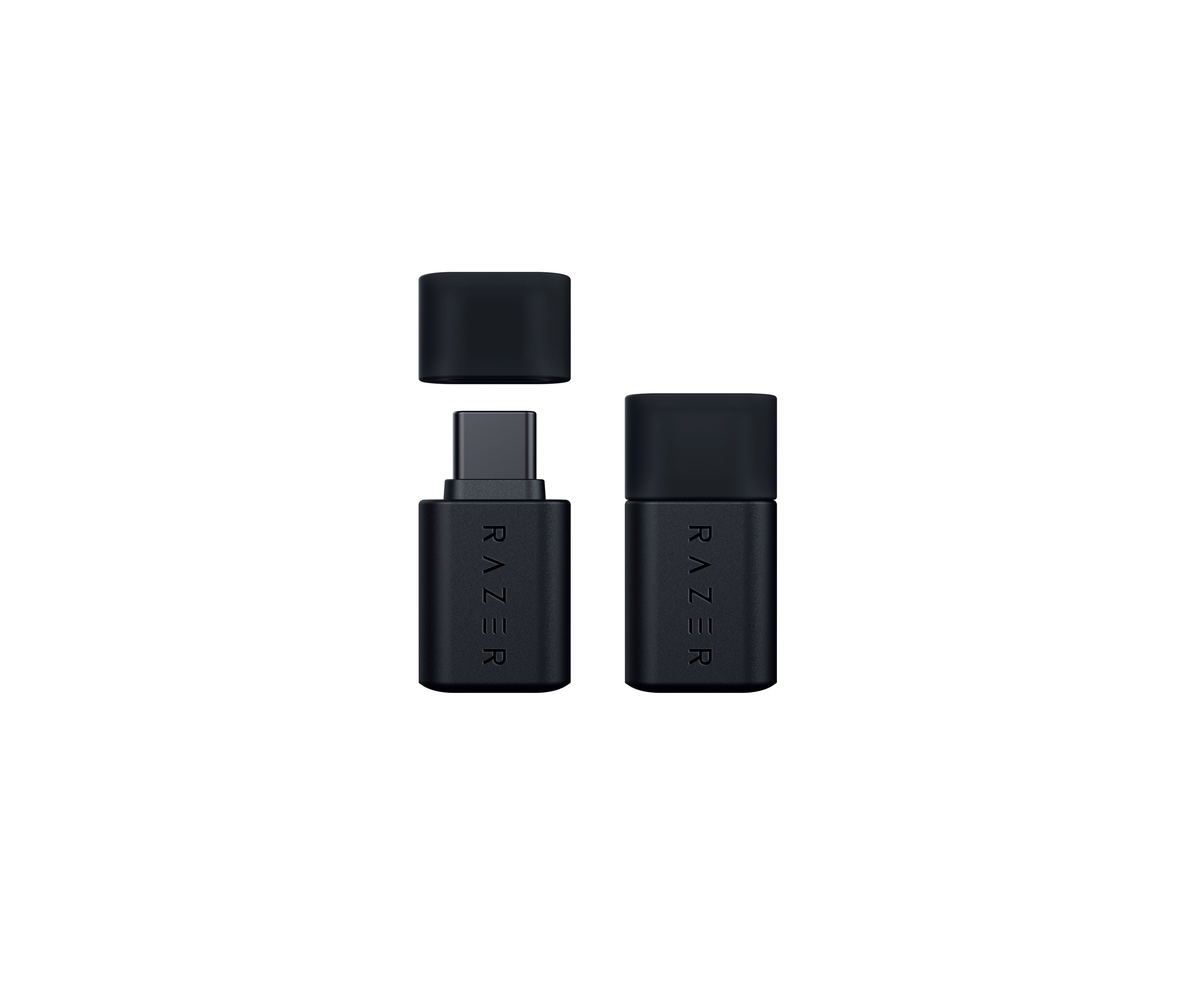 Beyaz zemin üzerinde üç adet siyah Razer USB-C adaptörü. Birinin kapağı çıkarılmış. Razer logosu görünür.
