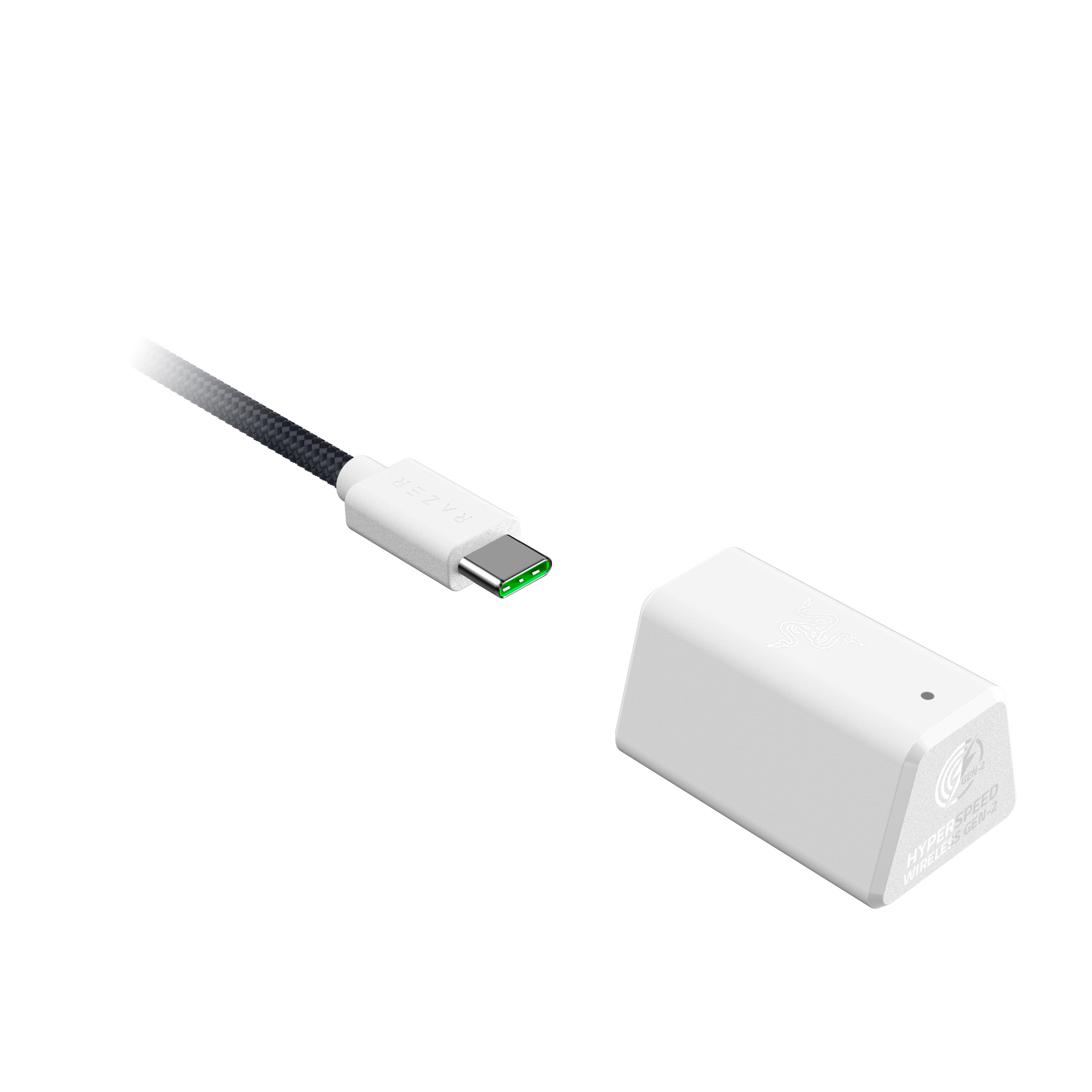 Beyaz bir Razer USB-C konektörü ve beyaz dikdörtgen bir HyperSpeed alıcısı beyaz bir arka planda.