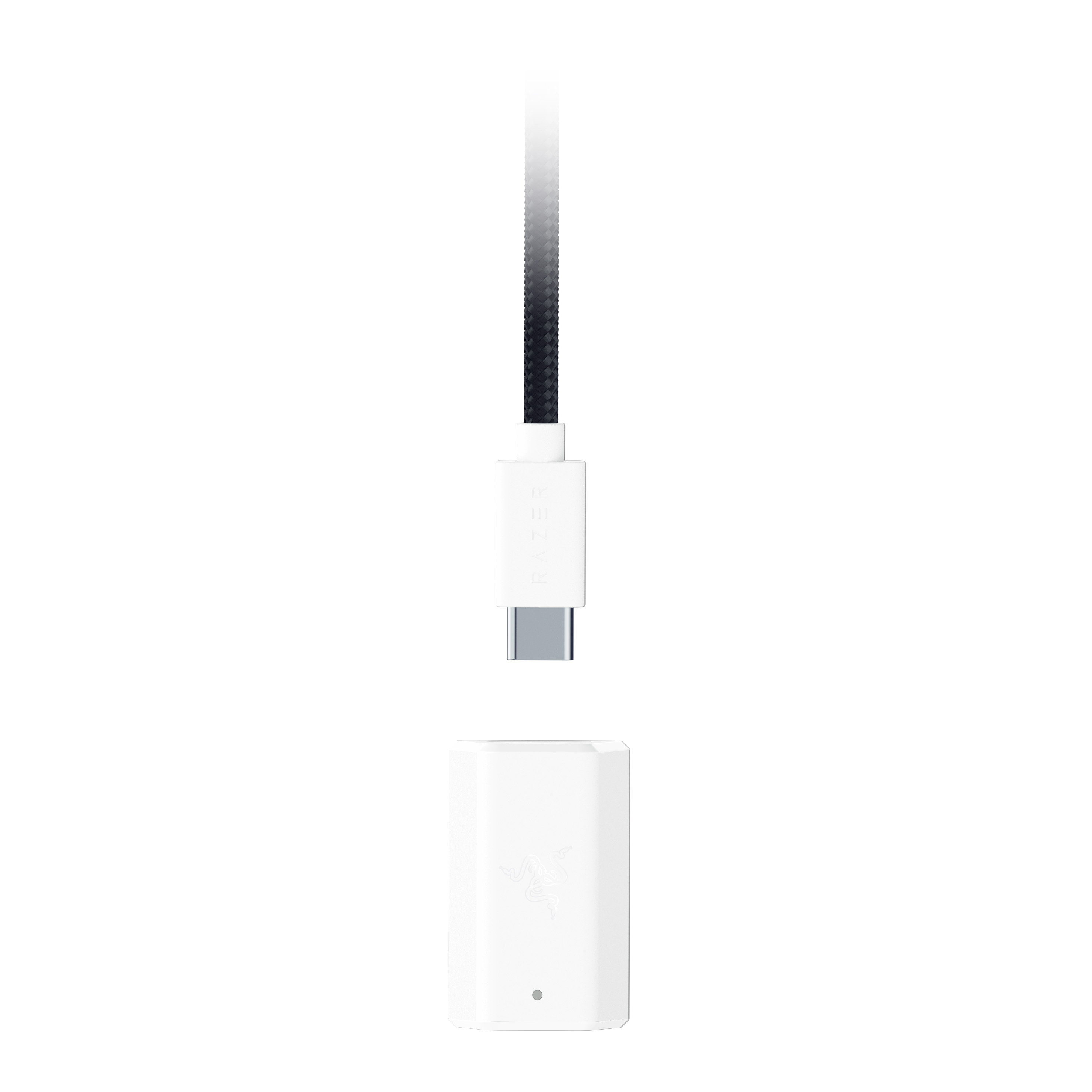 Beyaz bir Razer adaptörü ve USB-C kablosu. Kablo siyah beyaz, adaptörde Razer logosu var.