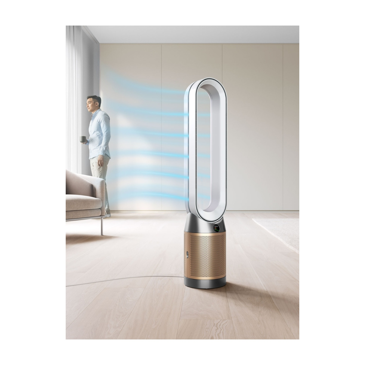 Un uomo guarda fuori dalla finestra, tenendo una tazza. Un purificatore d'aria Dyson è in primo piano, che soffia aria. Pavimento in legno chiaro.