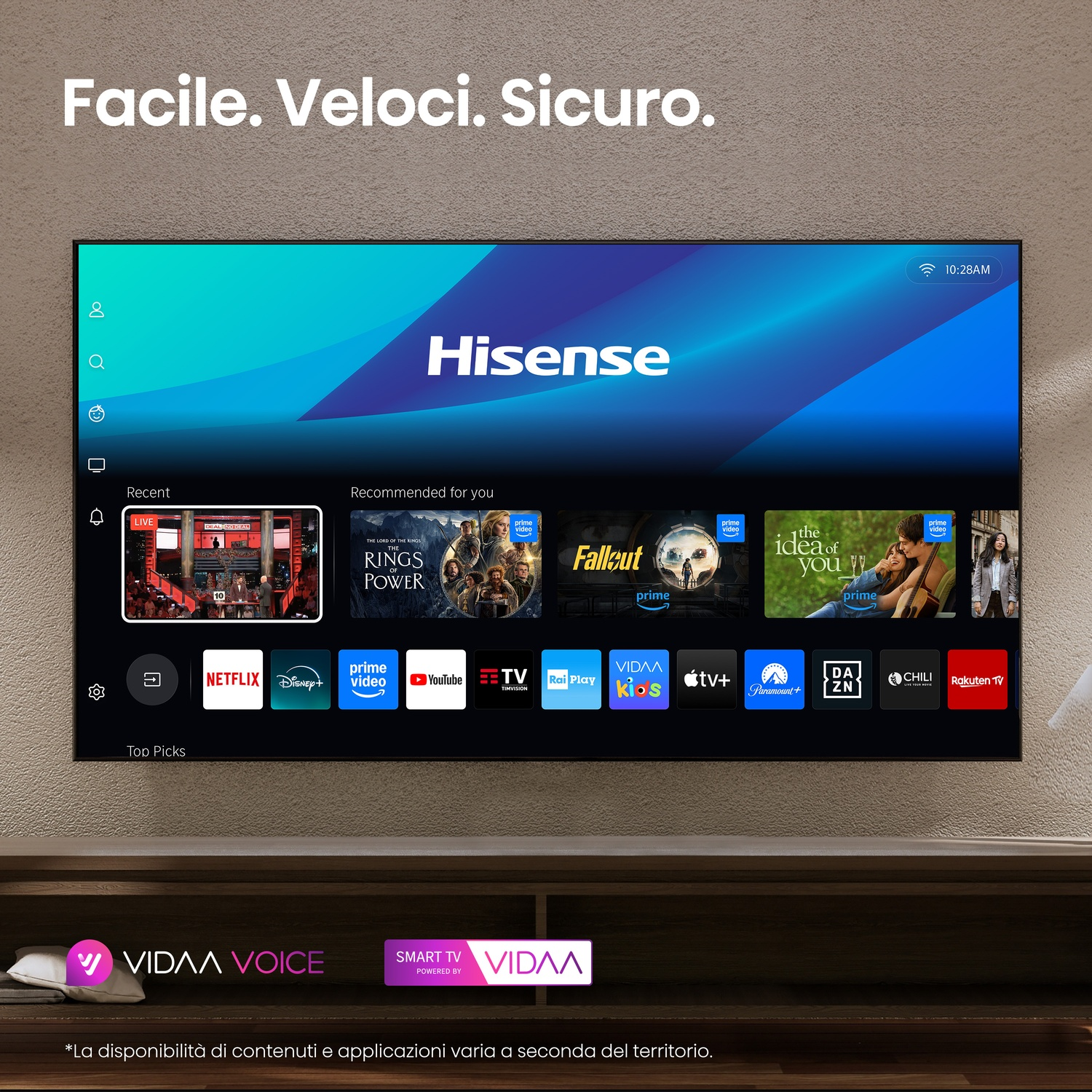 Una smart TV Hisense mostra la sua interfaccia, mostrando app come Netflix e Prime Video. Lo schermo è su un supporto di legno.