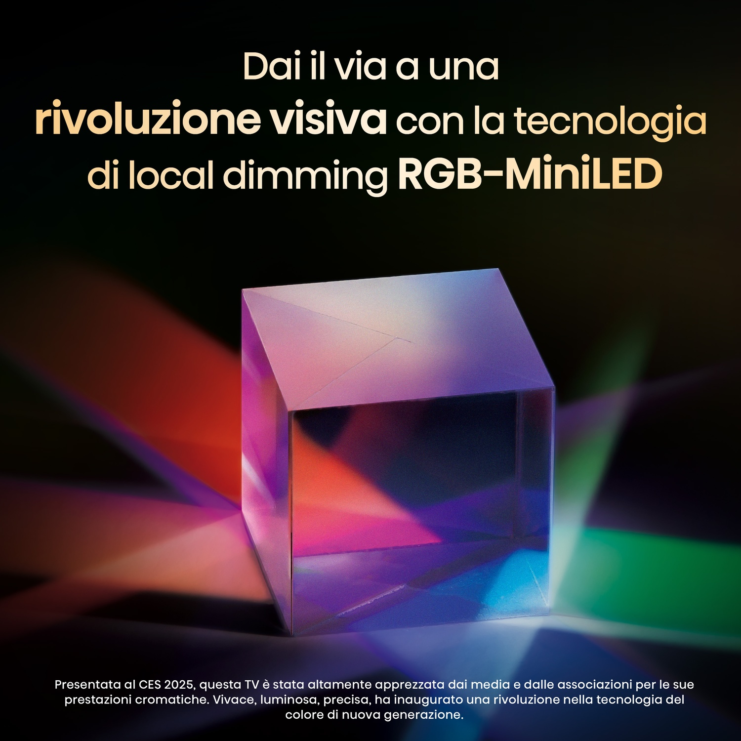 Un prisma rifrange la luce colorata, con testo in alto e in basso. Il testo descrive una nuova tecnologia per una TV.
